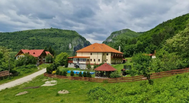 Люкс Pensiunea Castania - Pensiune cu piscina la munte