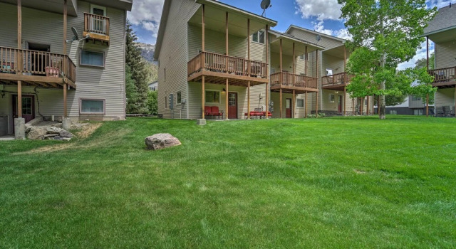 Townhome w/ Mtn Views: 1 Block to Downtown Ouray!, Забронировать Апартаменты/квартира Отели Орей с парковкой, рядом с Bear Creek National Recreation Trail, Парковка