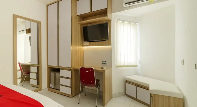 Двухместный номер Standard RedDoorz Apartment @ Aeropolis Tangerang
