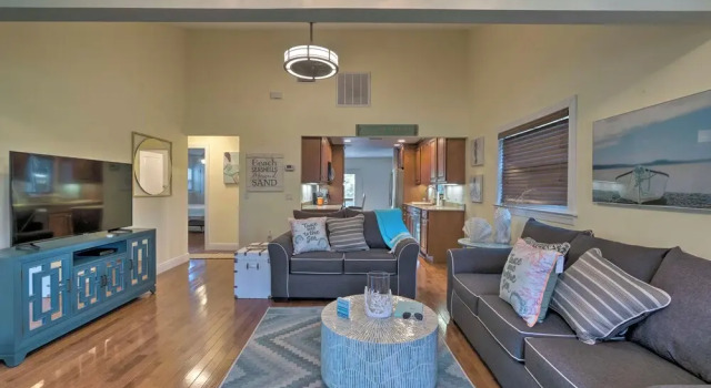 Bright Sarasota Bungalow - 5 Mi to Siesta Beach!