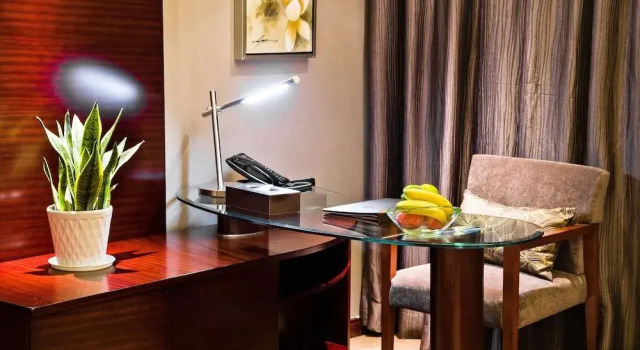 Shenzhen Fuqinglong Huatian Hotel, Rezerwuj Hotel Hotele w Shenzhen z parkingiem, Parking