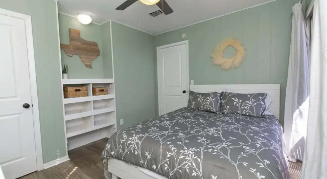 Texas Charm Cottage - 1 Block From the Lake & Hill Country Views