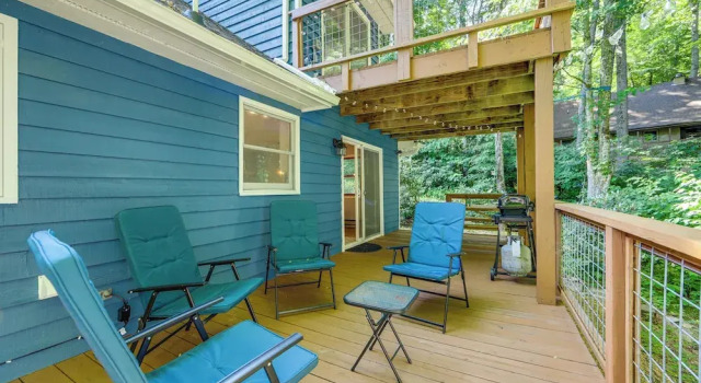 Коттедж Creek View + Hot Tub: Woodsy Maggie Valley Cottage