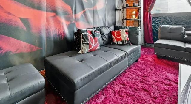 Beautiful 'rose Themed' Loft Near Downtown Detroit 1 Bedroom Apts, Забронировать Апартаменты/квартира Отели Детройта с парковкой, рядом с Кобо-арена, Парковка