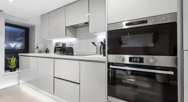 Modern Battersea Apartment - Sleeps 6 & Mini Bar