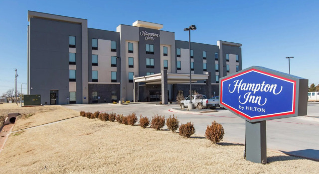 Кровать в общем номере Hampton Inn Mustang