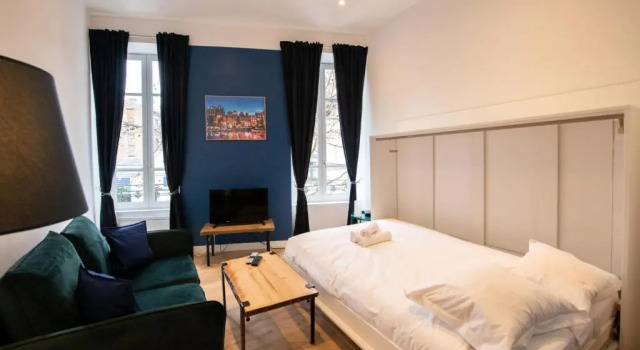 Le Romanée - Très joli studio moderne tout confort proche place Valmy, Rezerwuj Apartament Hotele w Rhône z parkingiem, Parking