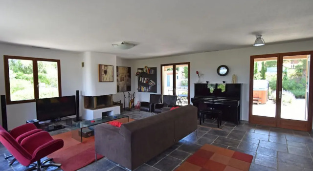 Modern Villa in Montbrun-des-Corbieres with Private Pool, Boek Villa Vakantiehuizen in Aude, Cottage