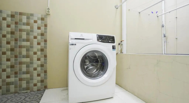 OYO Life 2532 Kost Putri ADIA, Prenota Hotel Wonocolo East Java