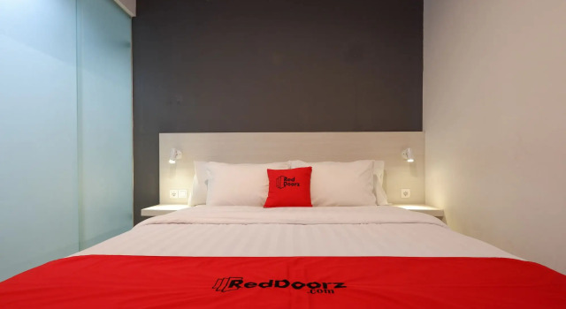 RedDoorz Plus near Ciputra Mall Simpang Lima
