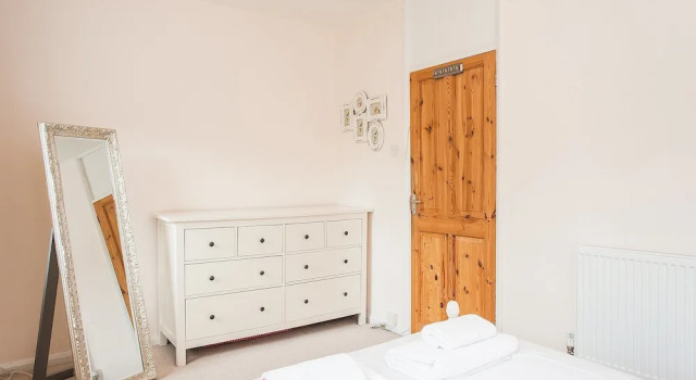 Bright 2 Bedroom Property With Balcony