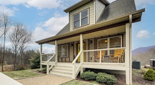 Коттедж Hot Tub + Blue Ridge Mtn Views: Waynesville Home