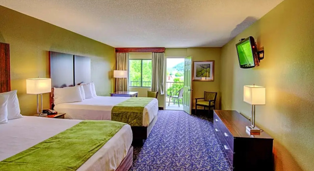Четырёхместный номер Standard с балконом и с видом на реку Best Western Plaza Inn