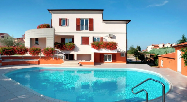 Modern apartment for 2-4 persons in familily house with shared pool