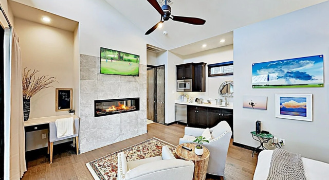 New Listing! Luxe Lake Travis Studio W/ Pool 1 Bedroom Cabin, Book Hotel Hoteller i Spicewood med parkering, Parkering