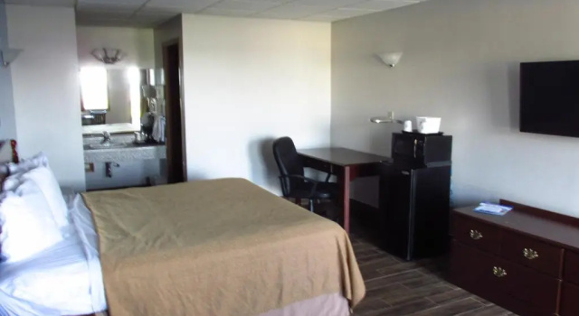 Четырёхместный номер Standard Americas Best Value Inn Celina