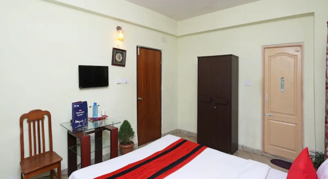 OYO 12067 Sam's Apartment, Rezerwuj Apartament Hotele w Thākurdwari z basenem, Basen