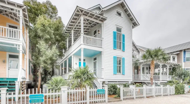Charleston-style Cottage w/ Lovely Decks, Steps to the Beach & Pools, Prenota Casa vacanze Saint Simons Island Georgia