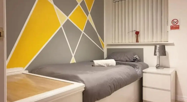 Charming Liverpool Home With Gardens and Parking, Забронировать Дом для отпуска Коттеджи Ливерпуля, Коттедж