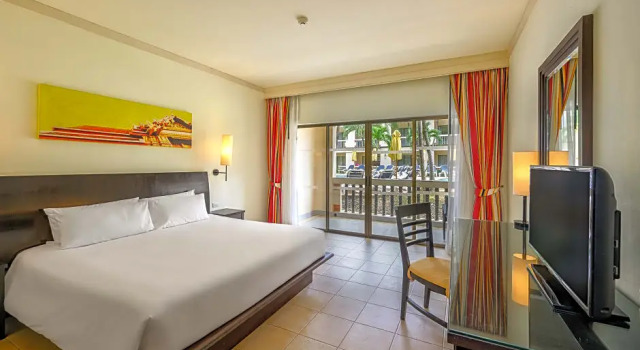 Двухместный люкс Premium c 1 комнатой с видом на бассейн Centara Kata Resort Phuket