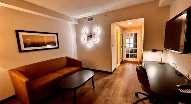 Четырёхместный люкс Fairfield by Marriott Inn & Suites Newmarket