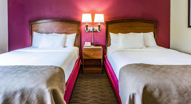 Четырёхместный номер Standard AmericInn by Wyndham Dickinson