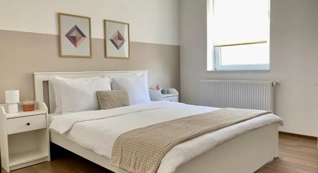 Апартаменты Wanderlust Home Cream, Rasnov Apt for 4, Wifi and Free Parking