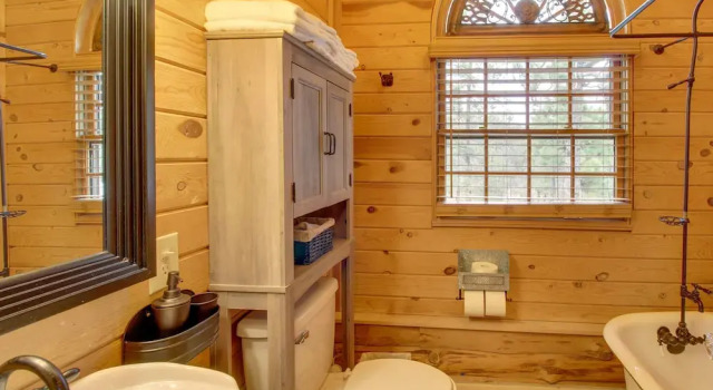 Коттедж с 3 комнатами Lakeside Cabin on 2 Acres w/ Fire Pit + Hot Tub!