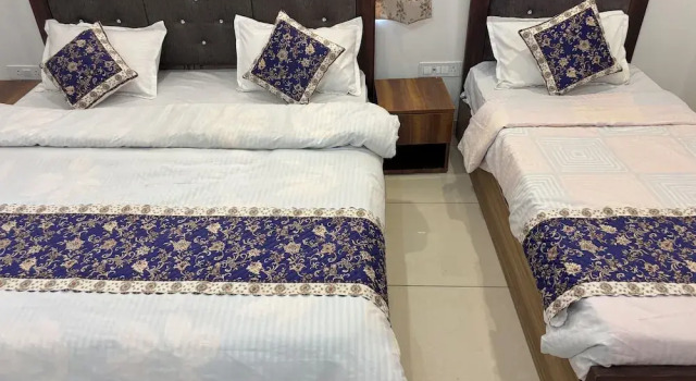 Hotel Rajhans, Rezerwuj Hotel Hotele w Sikar z parkingiem, Parking
