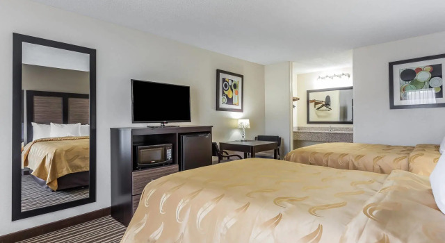 Четырёхместный номер Standard Quality Inn Aberdeen
