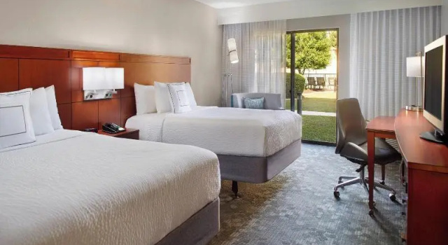 Четырёхместный номер Standard с балконом Courtyard by Marriott Fayetteville