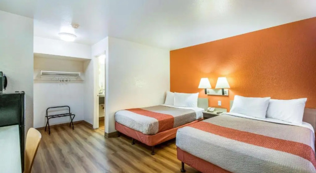 Четырёхместный номер Standard Motel 6-Youngtown, AZ - Phoenix - Sun City