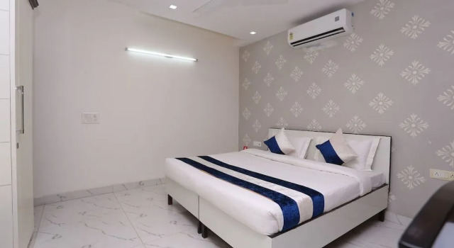 OYO 10008 Hotel Golden Tree, Забронировать Отель Отели Нью-Дели с бассейном, Бассейн