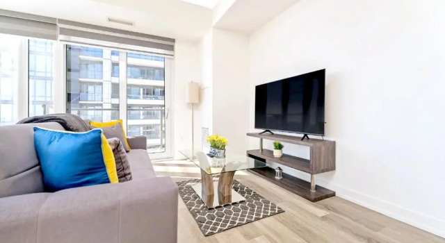 Luxury 1BR Condo - Private Balcony City Views, Varaa Hotelli Kitchener 