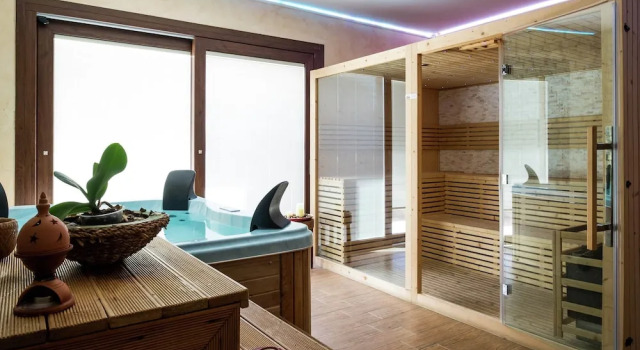 Коттедж Gorgeous Holiday Home with Hot Tub, Whirlpool, Pool, Garden