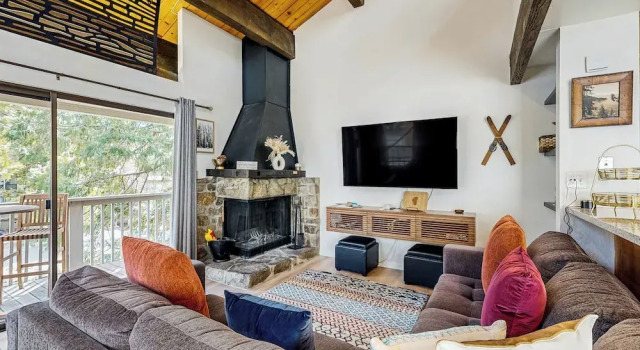 Апартаменты Lake Tahoe Adventure Base! Townhome w/ Pool Access