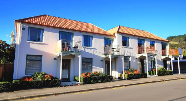 Les Troupes Apartments