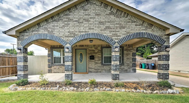 Коттедж с 4 комнатами с балконом Oklahoma City Home w/ Yard - 5 Mi to Downtown!