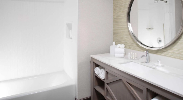 Standard Vierer Zimmer mit Balkon und mit Landblick Courtyard by Marriott Jekyll Island