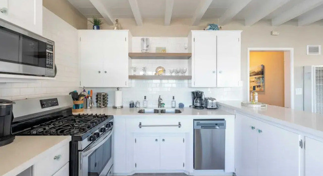 Stylish Newport Condos w/ Dock Access, Walk to Balboa Fun Zone and Beach, Забронировать Дом для отпуска Ньюпорт-Бич Beach Cities Orange County, рядом с Upper Newport Bay Regional Park