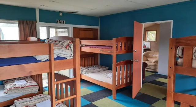 Кровать в общем номере Mountain House