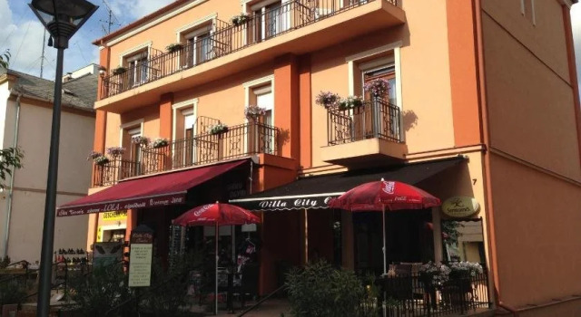Villa City Center, Book Lejlighed Hoteller i Western Transdanubia med parkering, Parkering