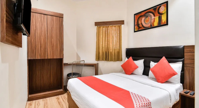 OYO 15535 Deluxe Residency