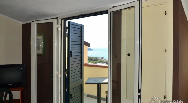 Люкс с балконом и с видом на море Holidays Cefalù