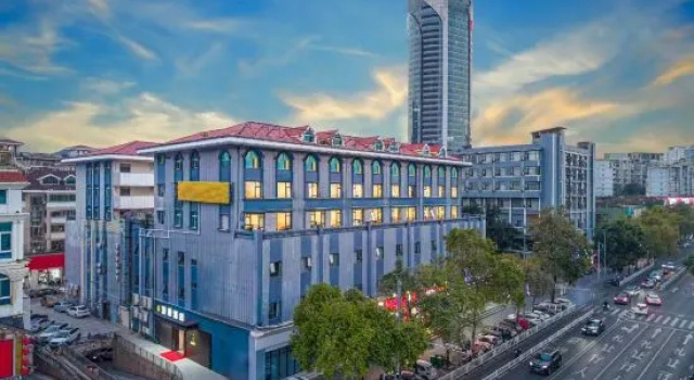 Pojing Hotel (Liuzhou Five-Star Commercial Pedestrian Street Jiangbin Park Branch)