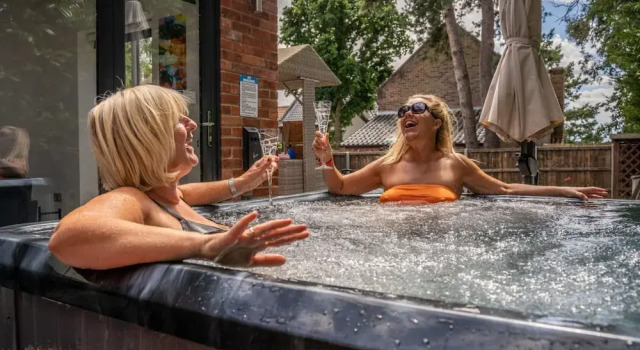 Luxurious Villa With Hot Tub, Varaa Villa Mökit kohteessa Merseyside, Mökki