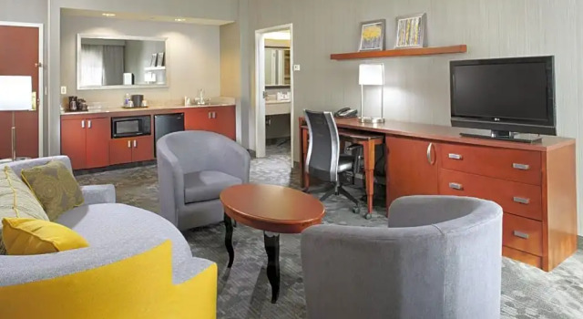 Двухместный люкс с 2 комнатами Courtyard by Marriott Pittsburgh Greensburg
