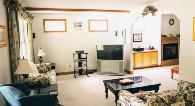 Forest Ridge 42, Lincoln, Varaa Hotelli Hotellit New England uima-altaalla, Uima-allas