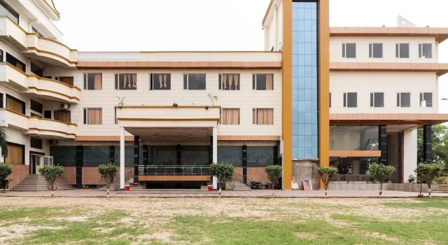 Oyo 39959 Hotel Bandhan Bahraich, Забронировать Отель Бахрайч штат Уттар-Прадеш