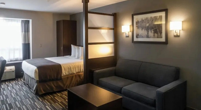 Двухместный люкс с видом на озеро Microtel Inn & Suites by Wyndham Mont Tremblant